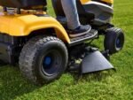 Stiga Tornado 598e Akku-Rasentraktor mit Seitenauswurf
