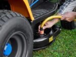 Stiga Tornado 598e Akku-Rasentraktor mit Seitenauswurf